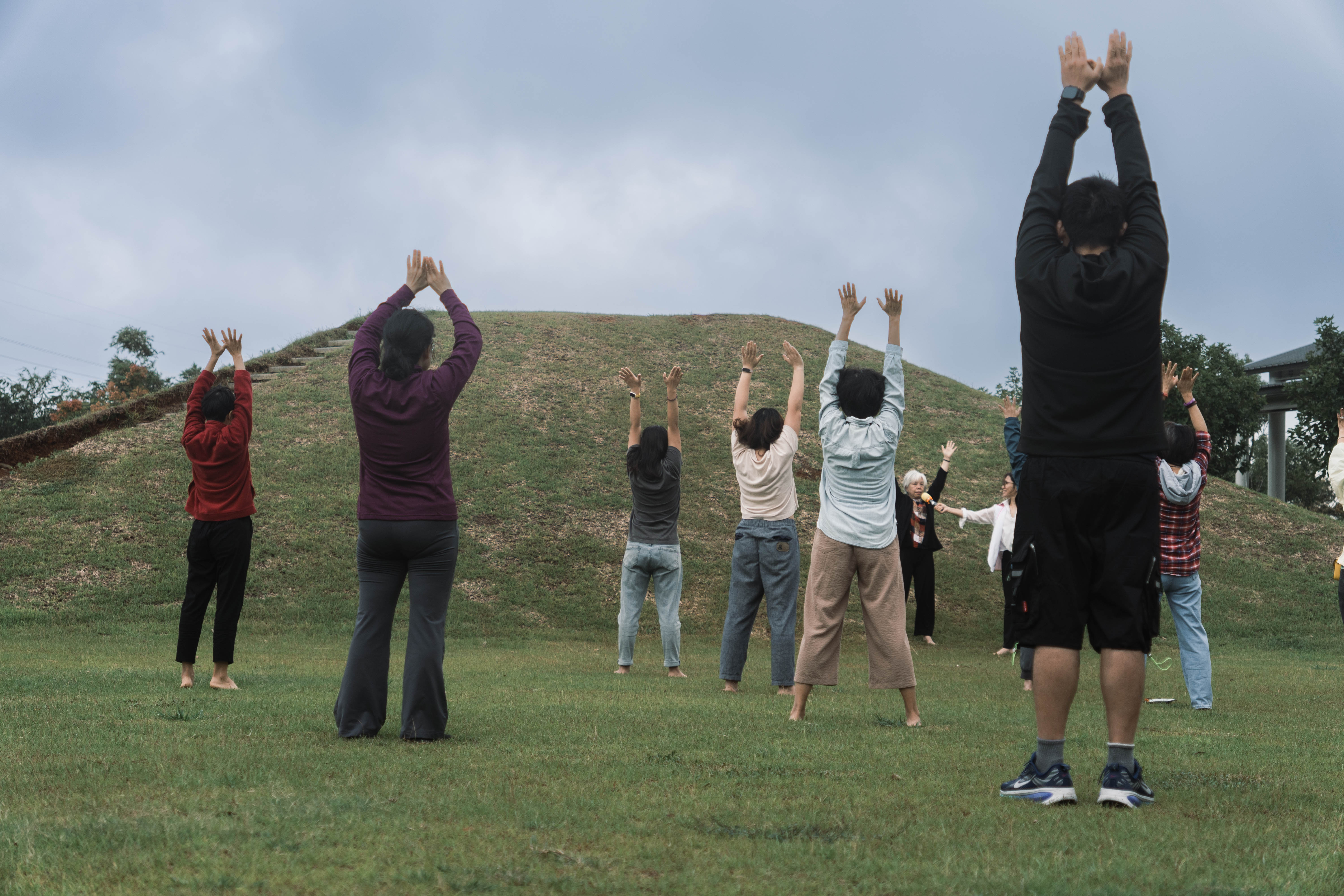 🌿 學員們隨著節奏舒展，感受身體的穩定與心的平靜， 在動與靜之間，與自己溫柔相遇。