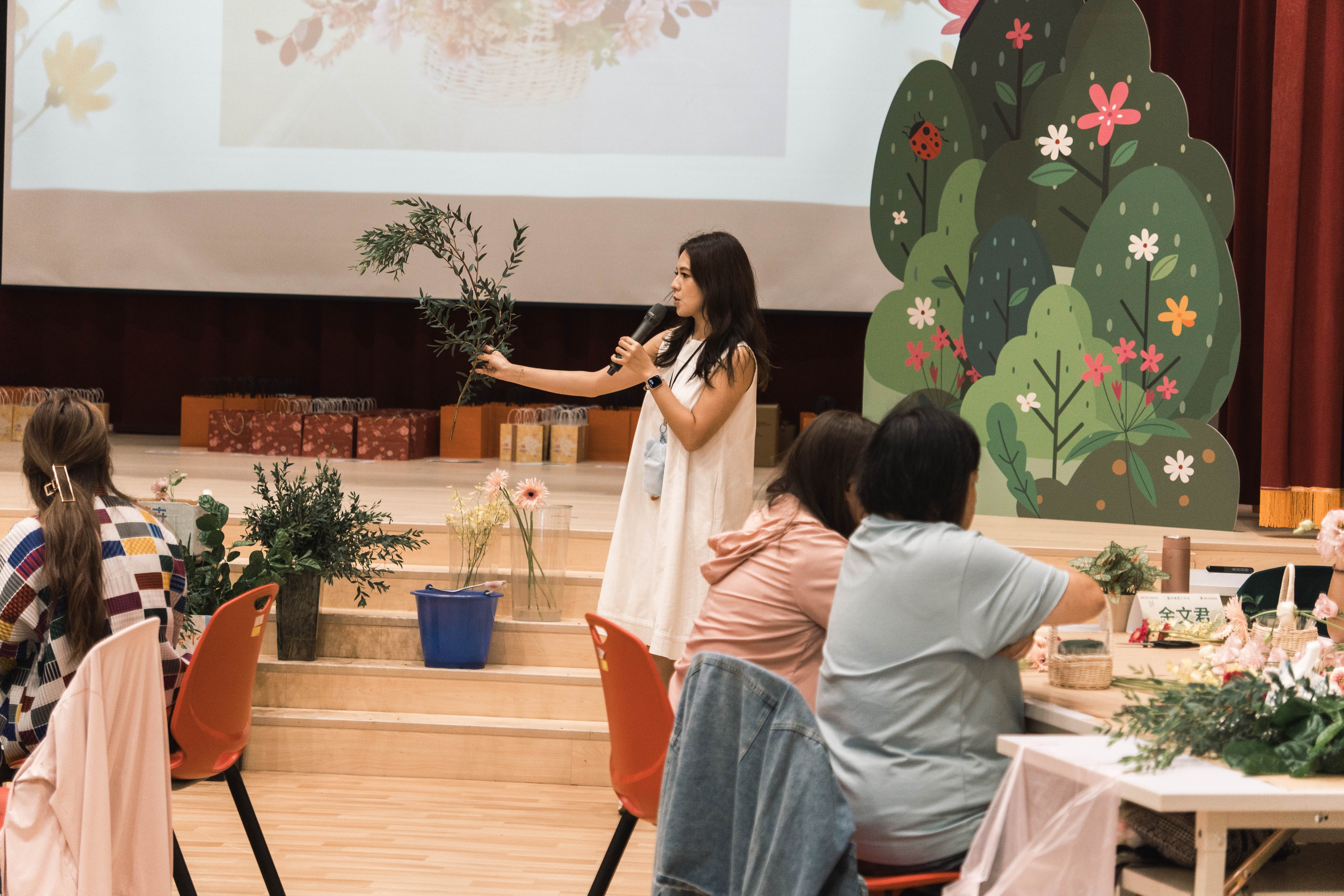 🌸 在許偉婷老師的帶領下， 我們用花與色彩，傾聽心中那顆渴望綻放的種子。