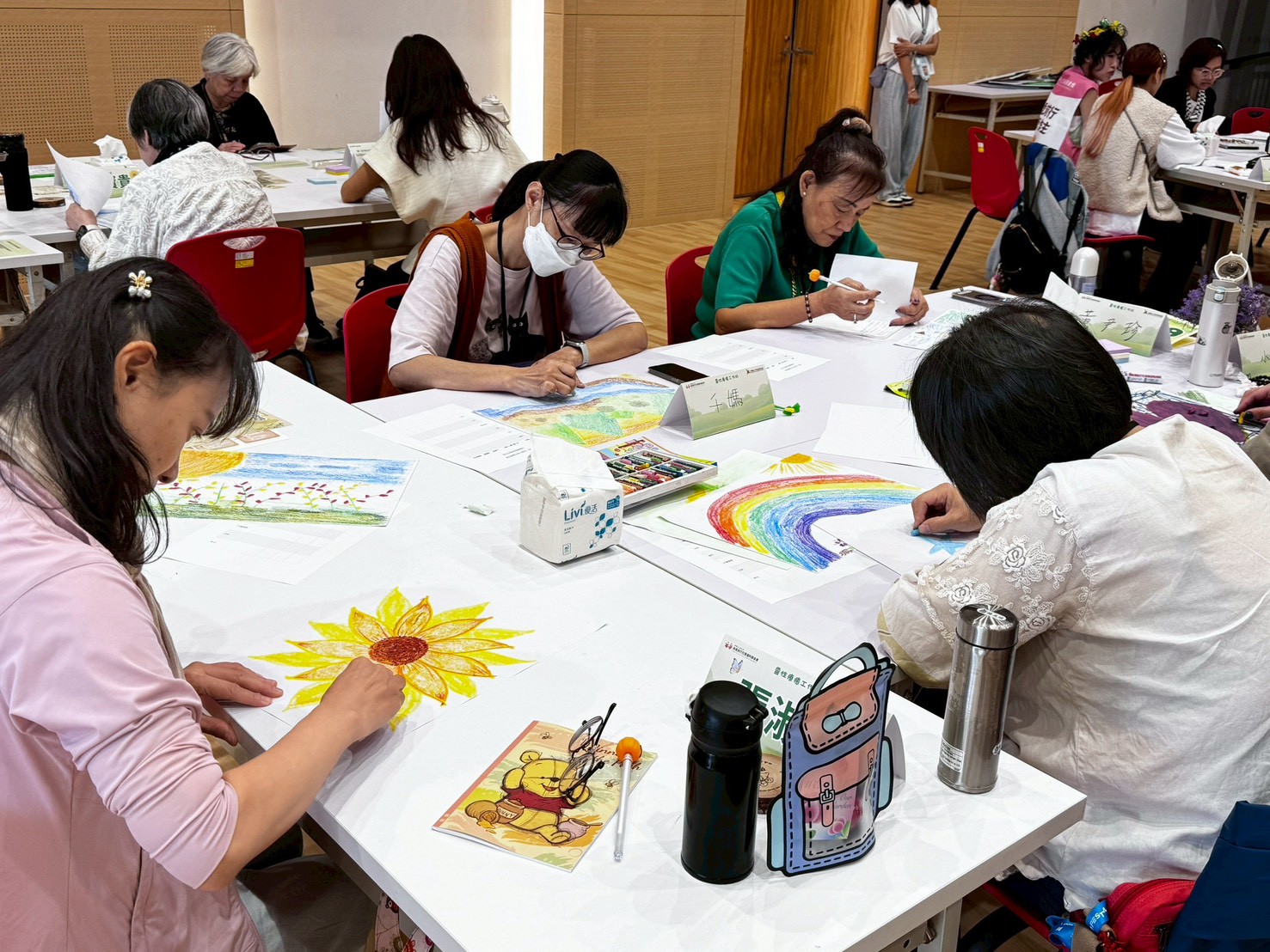 在色彩流動之間，每個筆觸都在訴說心的故事；我們用畫筆描繪記憶，用色彩療癒自己